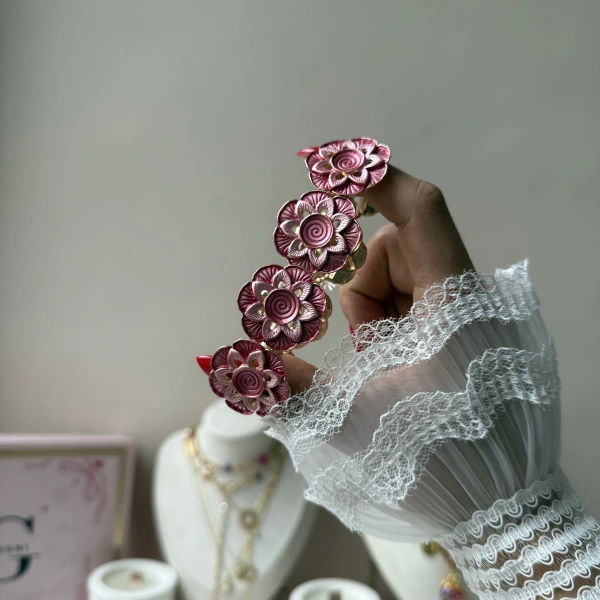 Pembe Çiçek Motifli Kelepçe Bileklik