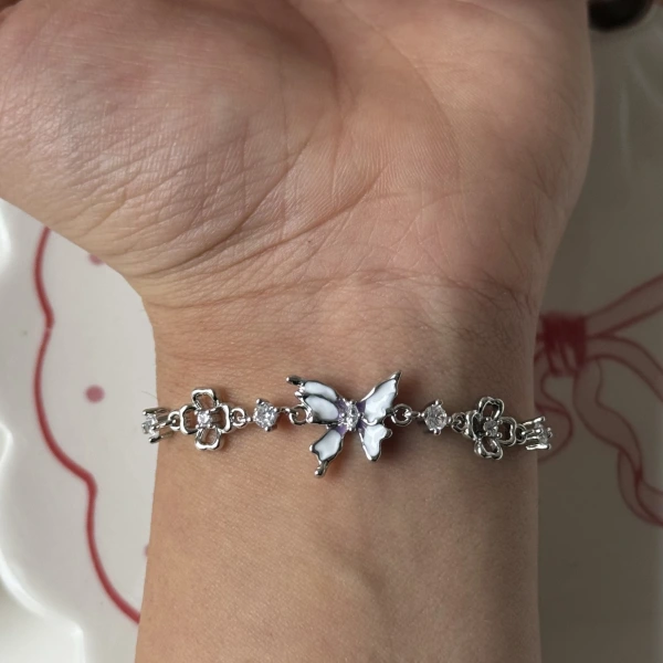 Zarif Taşlı Beyaz Kelebek Bileklik