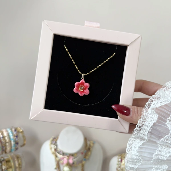 Pembe Mine Çiçek Kolye