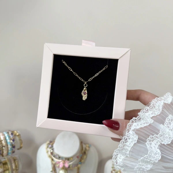 Kırmızı Taşlı El Kolye