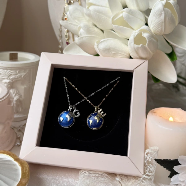 Harfli Dünya Desenli Fotoğraflı Kolye