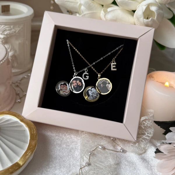 Harfli Dünya Desenli Fotoğraflı Kolye
