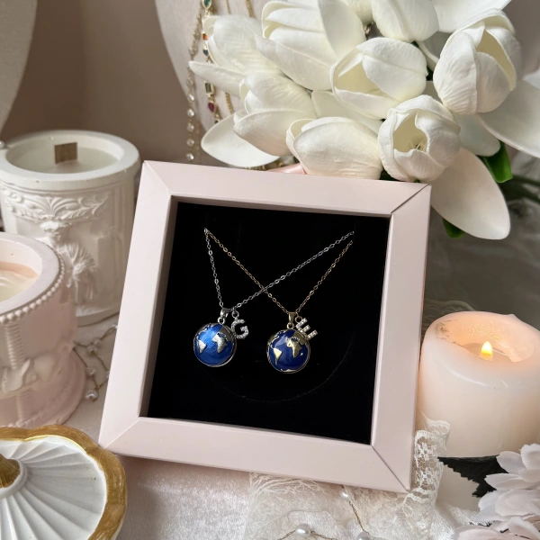 Harfli Dünya Desenli Fotoğraflı Kolye