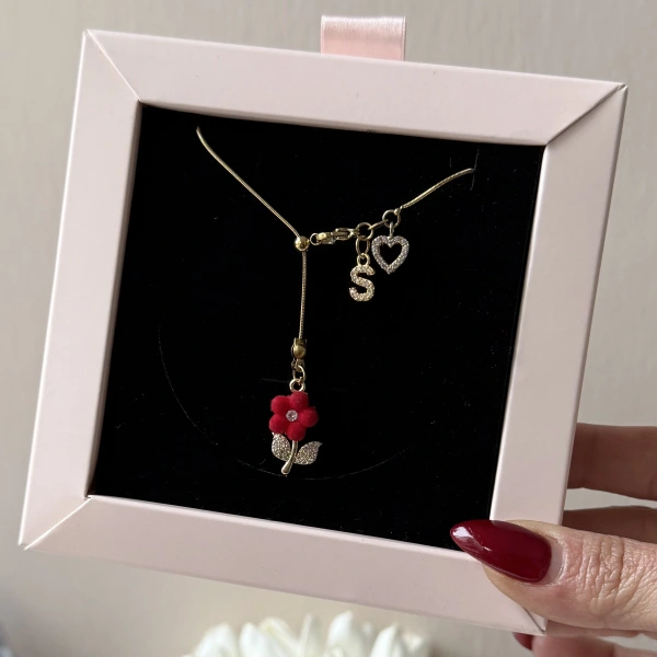 Harfli Asansörlü Kadife Çiçek Kolye