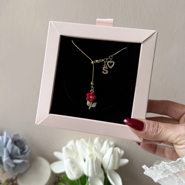 Harfli Asansörlü Kadife Çiçek Kolye