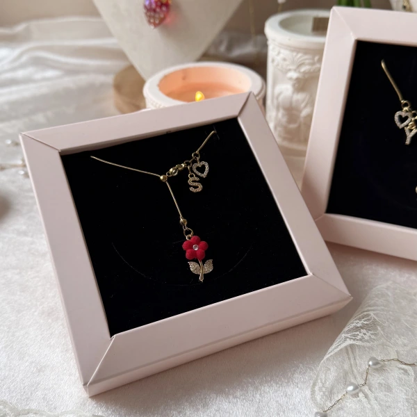 Harfli Asansörlü Kadife Çiçek Kolye