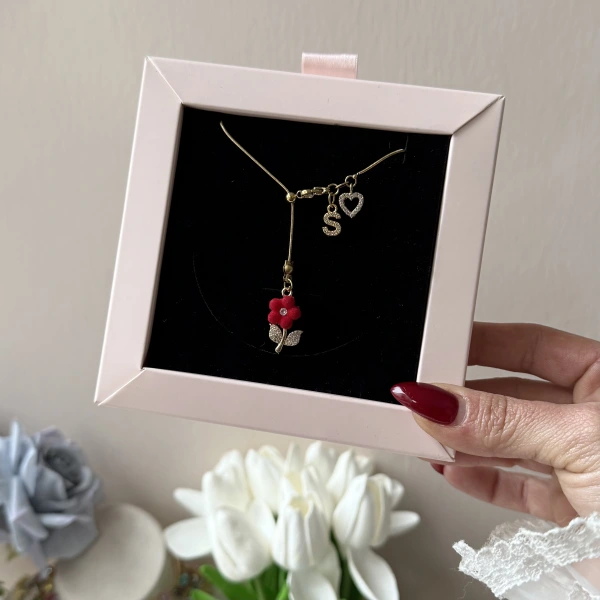 Harfli Asansörlü Kadife Çiçek Kolye