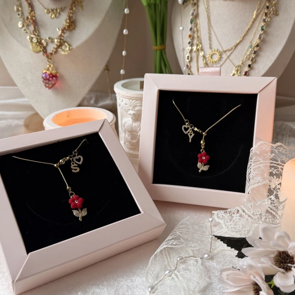 Harfli Asansörlü Kadife Çiçek Kolye