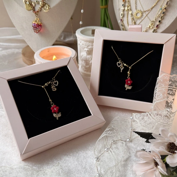 Harfli Asansörlü Kadife Çiçek Kolye