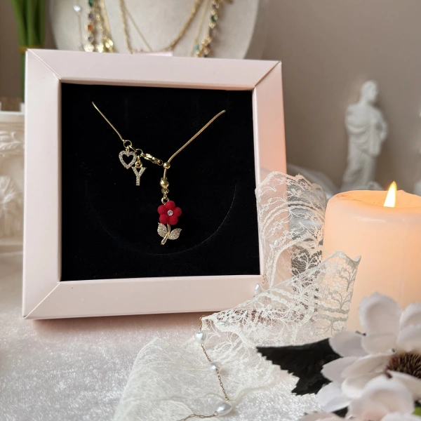 Harfli Asansörlü Kadife Çiçek Kolye