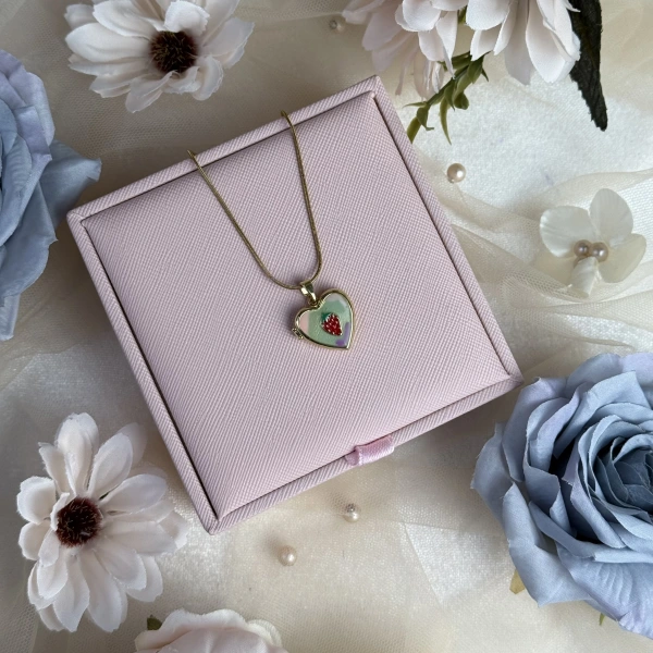 Çilek Desenli Fotoğraflı Kolye