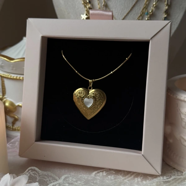 Beyaz Taş Detaylı ve Çift Fotoğraflı İşlemeli Kapaklı Kalp Kolye | (2,1 cm)