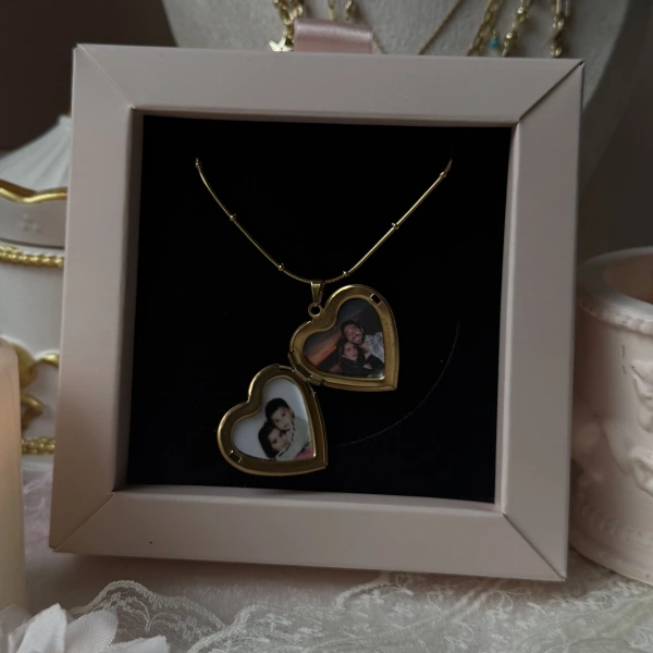 Beyaz Taş Detaylı ve Çift Fotoğraflı İşlemeli Kapaklı Kalp Kolye | (2,1 cm)