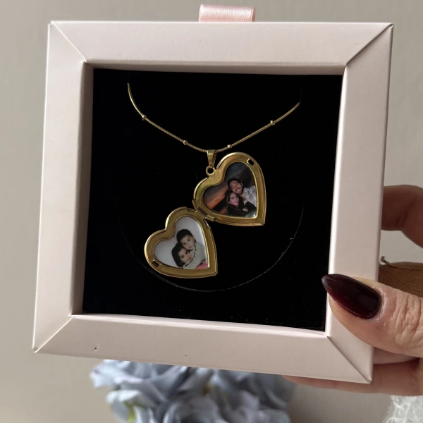Beyaz Taş Detaylı ve Çift Fotoğraflı İşlemeli Kapaklı Kalp Kolye | (2,1 cm)