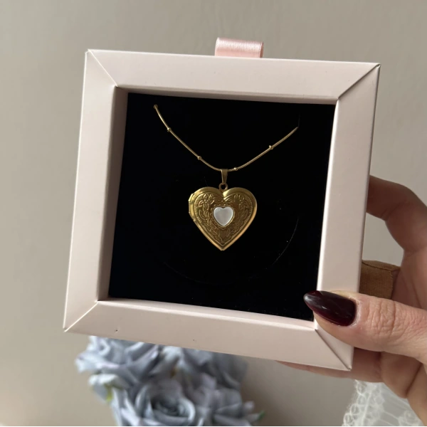 Beyaz Taş Detaylı ve Çift Fotoğraflı İşlemeli Kapaklı Kalp Kolye | (2,1 cm)