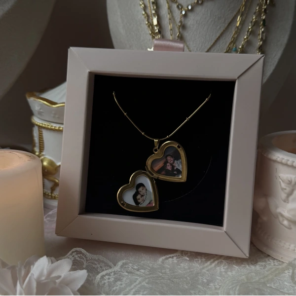 Beyaz Taş Detaylı ve Çift Fotoğraflı İşlemeli Kapaklı Kalp Kolye | (2,1 cm)