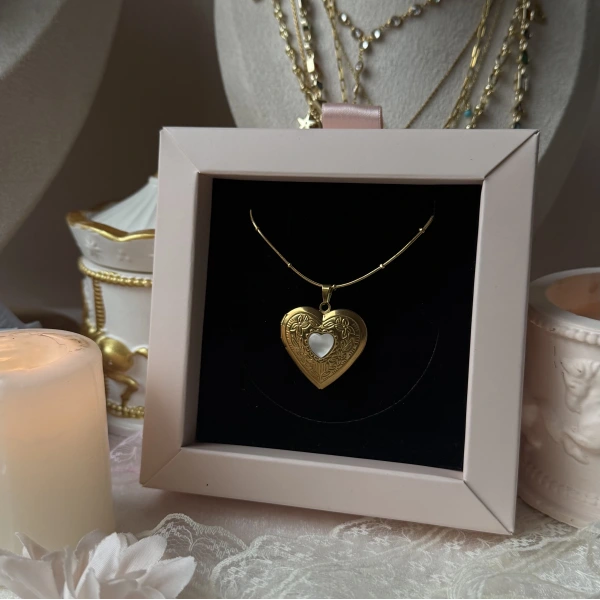 Beyaz Taş Detaylı ve Çift Fotoğraflı İşlemeli Kapaklı Kalp Kolye | (2,1 cm)