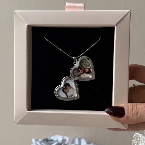 Kırmızı Taş Detaylı ve Çift Fotoğraflı İşlemeli Kapaklı Kalp Kolye | (2,1 cm)