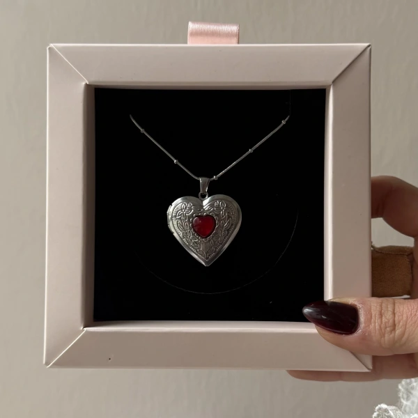 Kırmızı Taş Detaylı ve Çift Fotoğraflı İşlemeli Kapaklı Kalp Kolye | (2,1 cm)