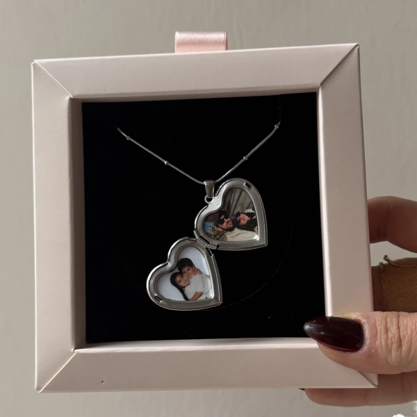 Kırmızı Taş Detaylı ve Çift Fotoğraflı İşlemeli Kapaklı Kalp Kolye | (2,1 cm)