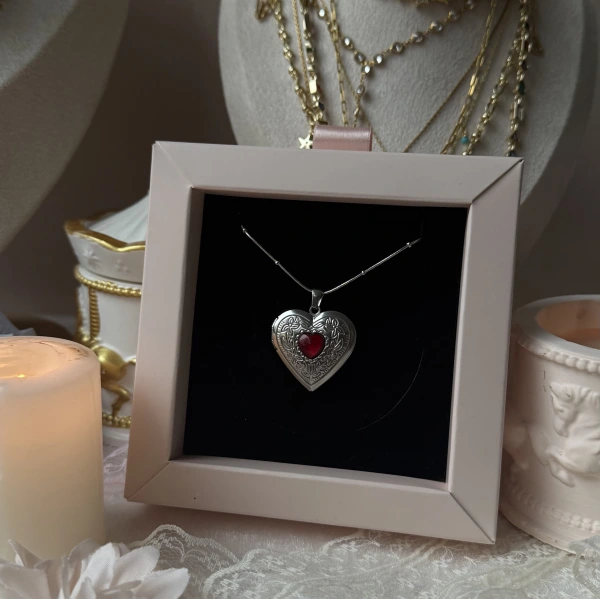 Kırmızı Taş Detaylı ve Çift Fotoğraflı İşlemeli Kapaklı Kalp Kolye | (2,1 cm)