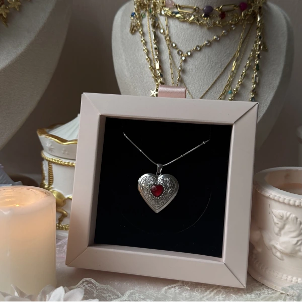 Kırmızı Taş Detaylı ve Çift Fotoğraflı İşlemeli Kapaklı Kalp Kolye | (2,1 cm)