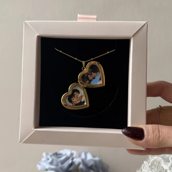 Pembe Taş Detaylı ve Çift Fotoğraflı İşlemeli Kapaklı Kalp Kolye | (2,1 cm)