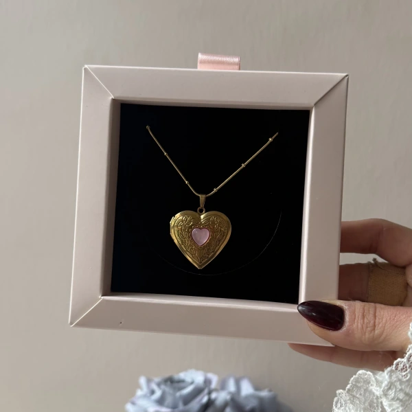 Pembe Taş Detaylı ve Çift Fotoğraflı İşlemeli Kapaklı Kalp Kolye | (2,1 cm)