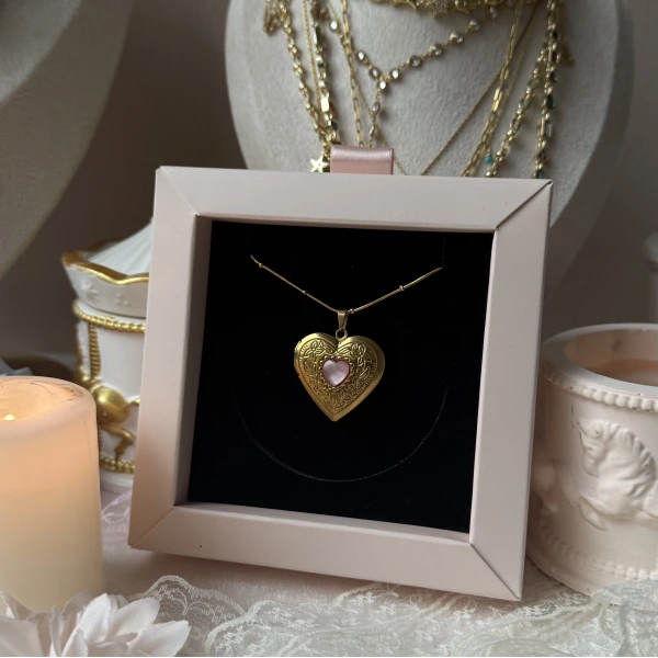 Pembe Taş Detaylı ve Çift Fotoğraflı İşlemeli Kapaklı Kalp Kolye | (2,1 cm)