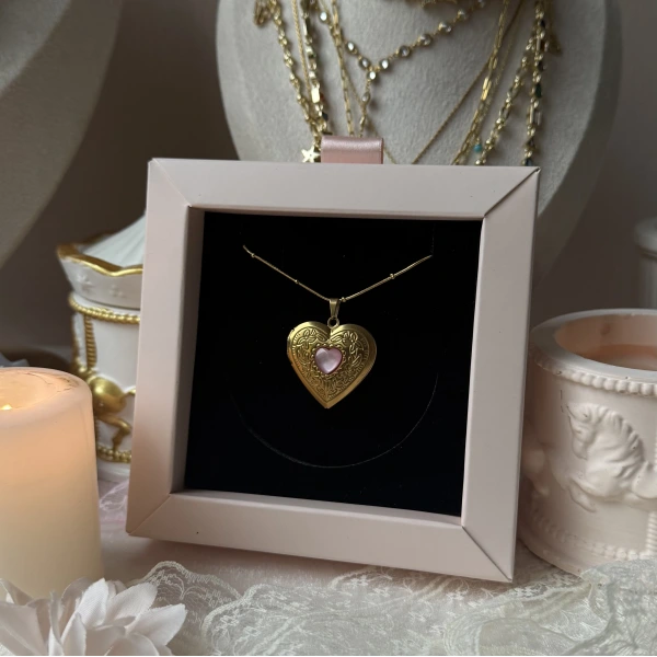 Pembe Taş Detaylı ve Çift Fotoğraflı İşlemeli Kapaklı Kalp Kolye | (2,1 cm)