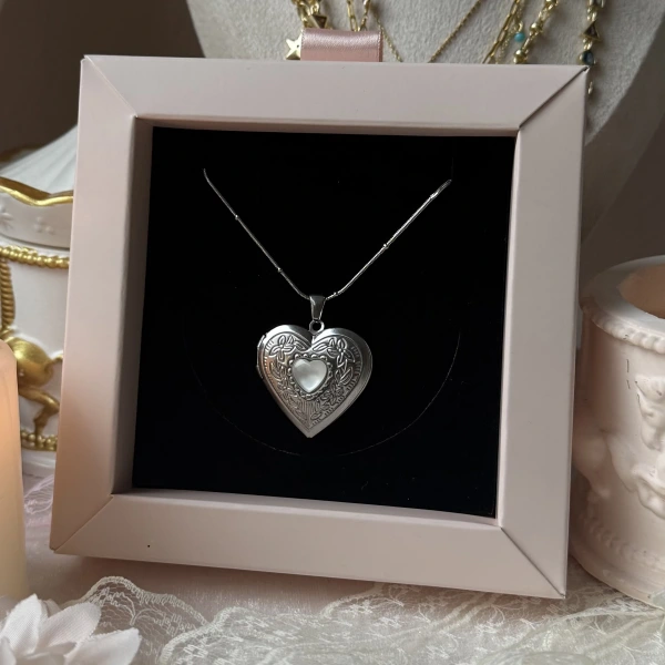 Beyaz Taş Detaylı ve Çift Fotoğraflı İşlemeli Kapaklı Kalp Kolye | (2,1 cm)