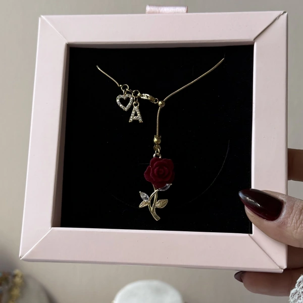 Harfli Asansörlü Kadife Çiçek Kolye