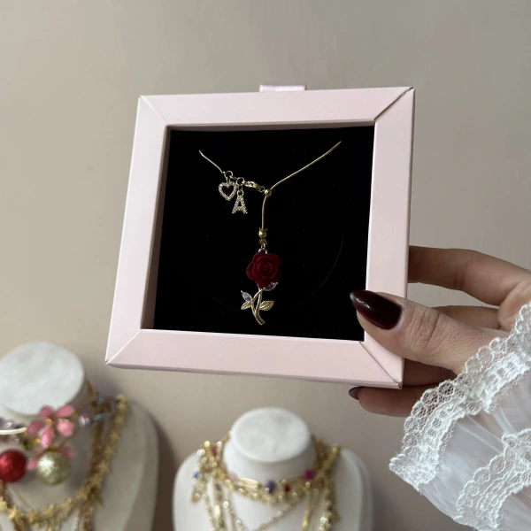 Harfli Asansörlü Kadife Çiçek Kolye