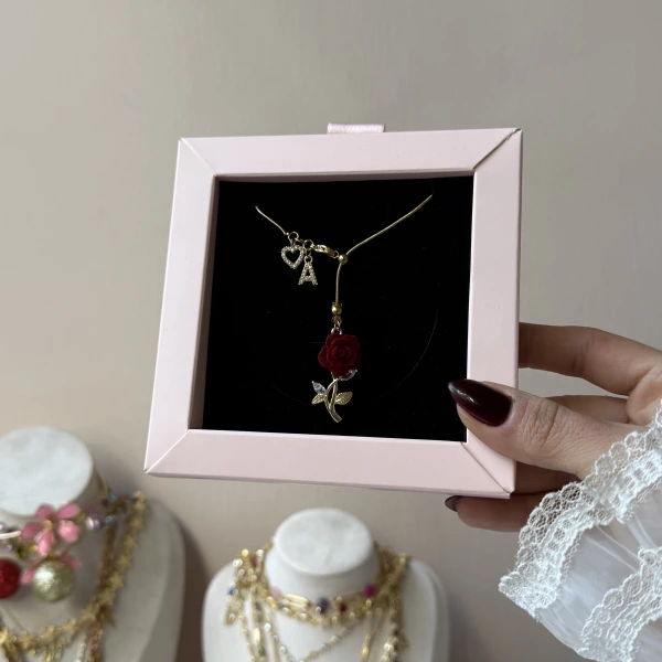 Harfli Asansörlü Kadife Çiçek Kolye