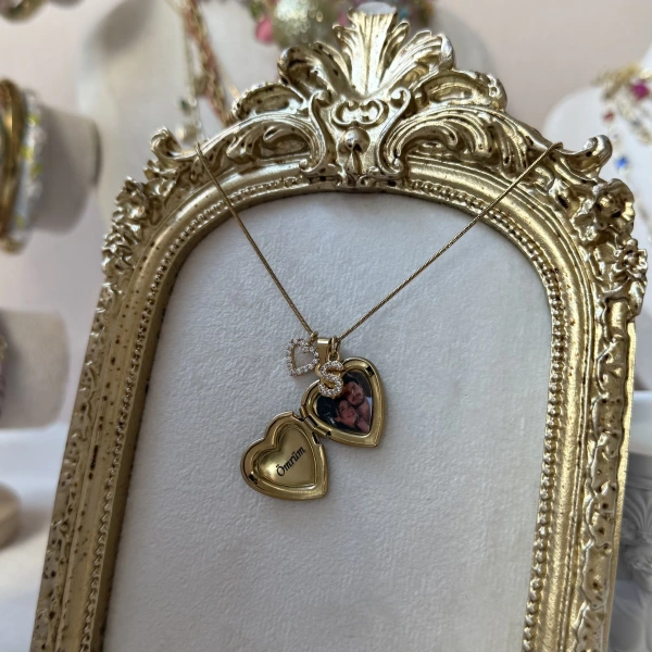 Yazılı ve Harf Charmlı Fotoğraflı Kolye ( 1.5 cm )