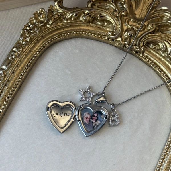 Yazılı ve Harf Charmlı Fotoğraflı Kolye ( 1.5 cm )