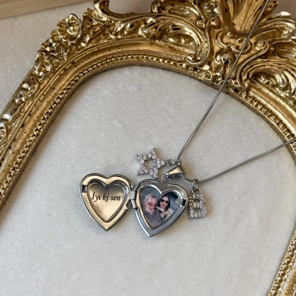 Yazılı ve Harf Charmlı Fotoğraflı Kolye ( 1.5 cm )