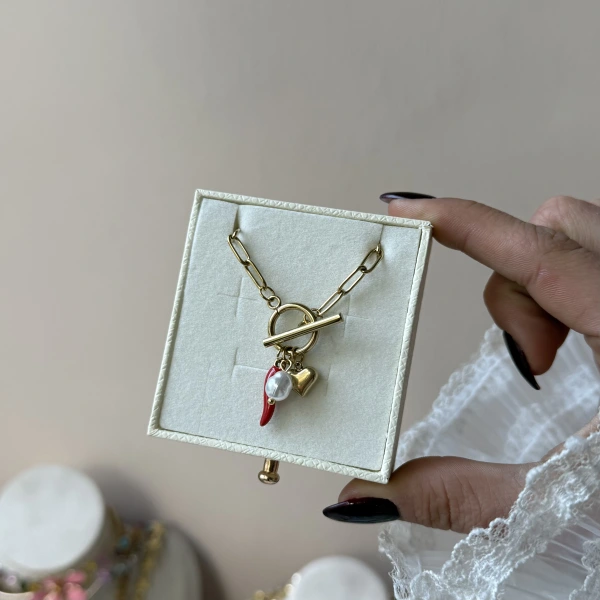 Pearl & Pepper Charmlı Kolye