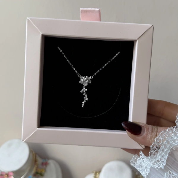 Whispering Petal Kolye