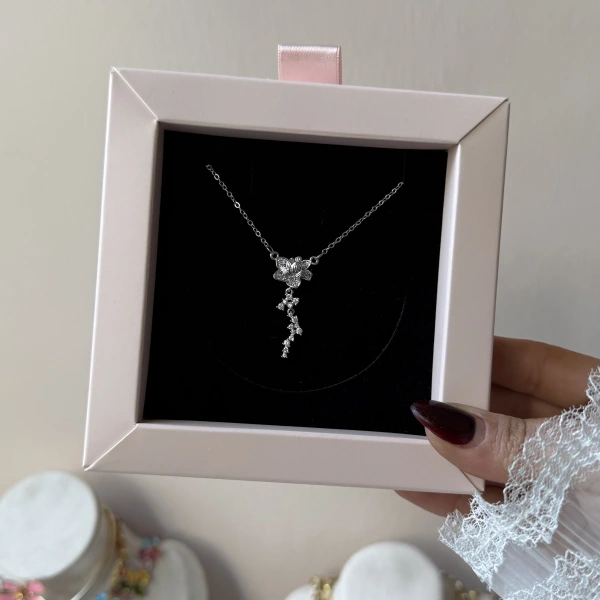 Whispering Petal Kolye