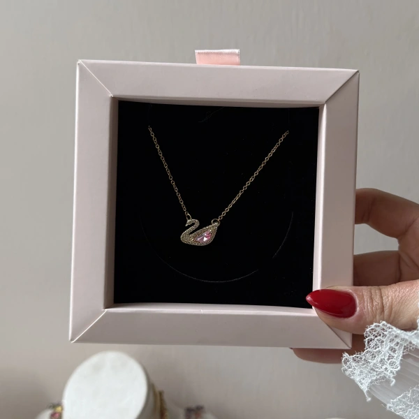 Toz Pembe Taşlı Kuğu Kolye