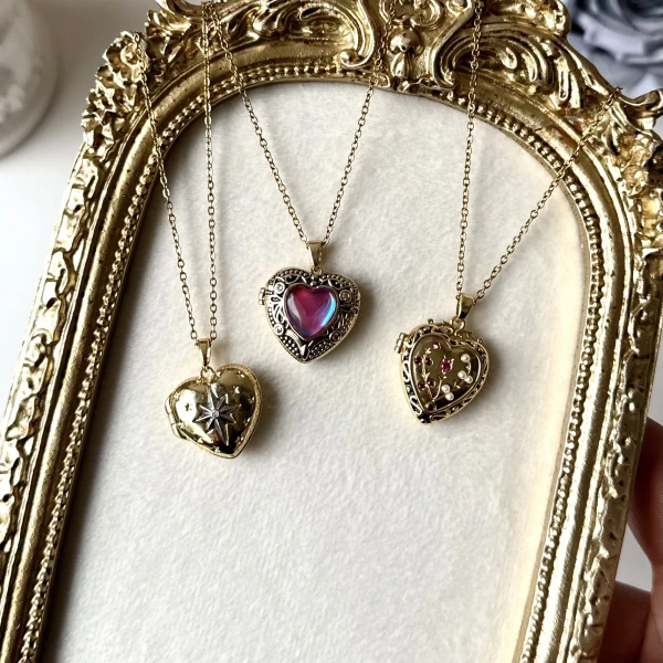 Desenli Kalp Fotoğraflı Kapaklı Kolye (1.5 cm)