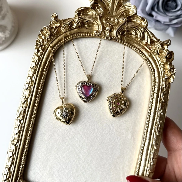 Desenli Kalp Fotoğraflı Kapaklı Kolye (1.5 cm)