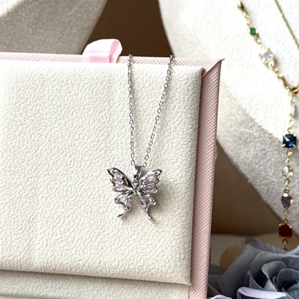 Swaro Pembe Kelebek Kolye