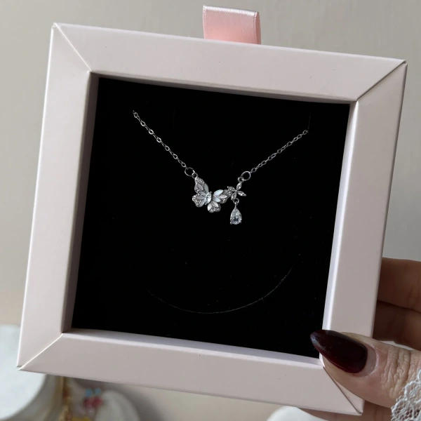 Taşlı Minimal Kelebek Kolye