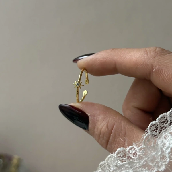 Zarif Işıltı Yüzük