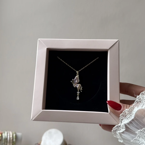 Buz Pembesi Kelebek Kolye