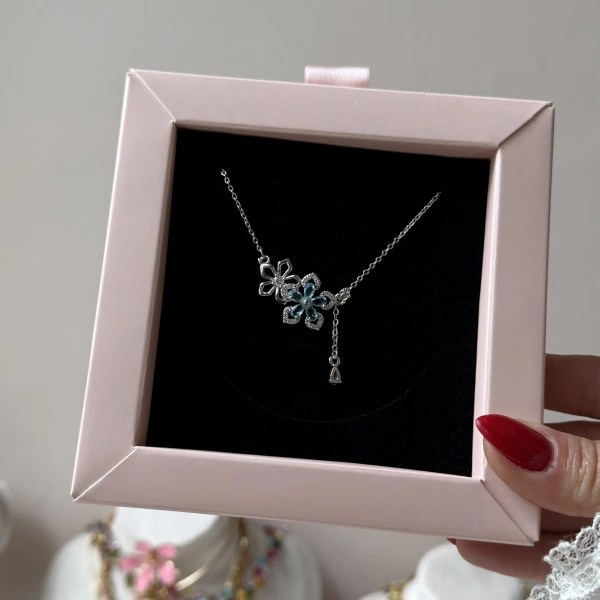 Mavi Taşlı Çiçek Kolye