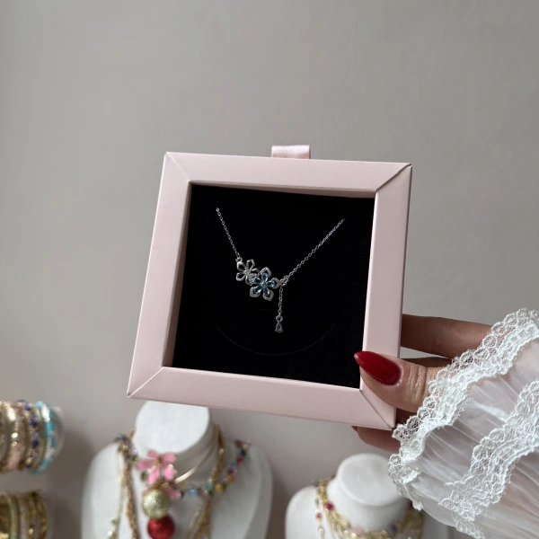 Mavi Taşlı Çiçek Kolye