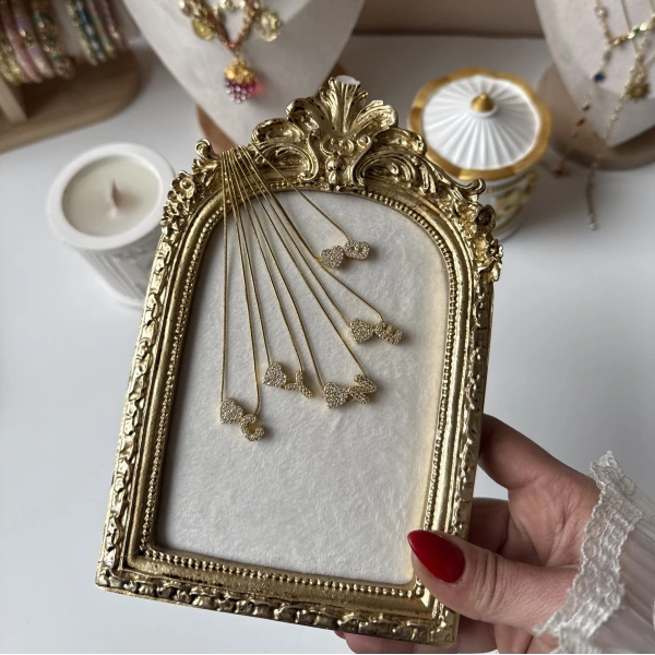 Kalpli Zirkon Harf Kolye